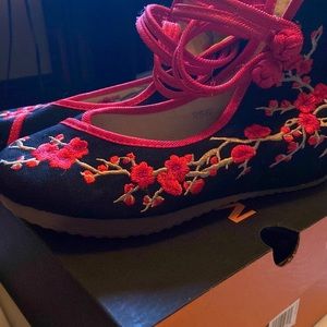 New! Beautiful Chinese Shoes with cherry blossoms wedges size 8.5 black & red